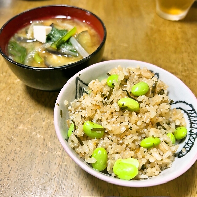 残暑にぴったり！塩昆布・じゃこ・枝豆の炊き込みご飯～夏バテ回復＆旬の枝豆を楽しむ栄養レシピ～
